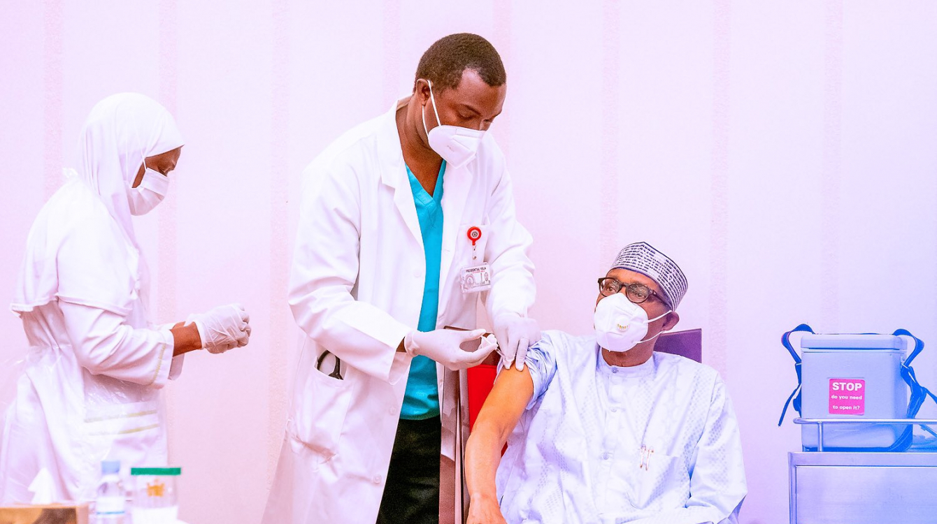 Le président nigérian Muhammadu Buhari reçoit une dose de vaccin COVID-19 à Abuja, au Nigeria.