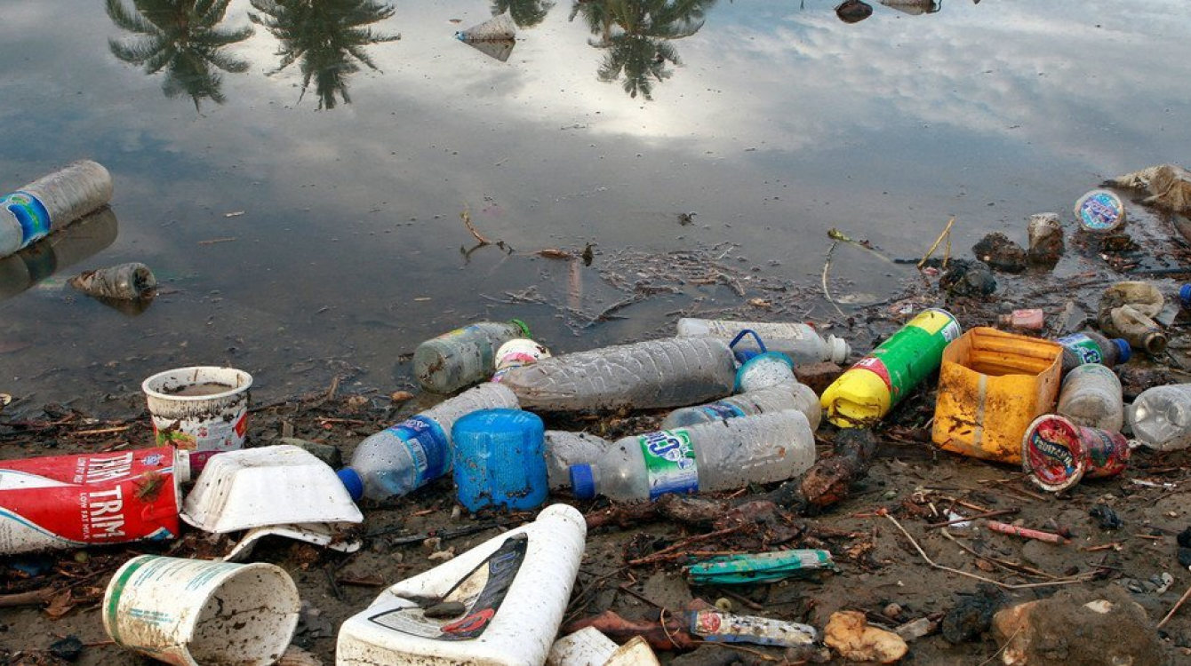 Déchets plastiques dans une rivière au Timor-Leste
