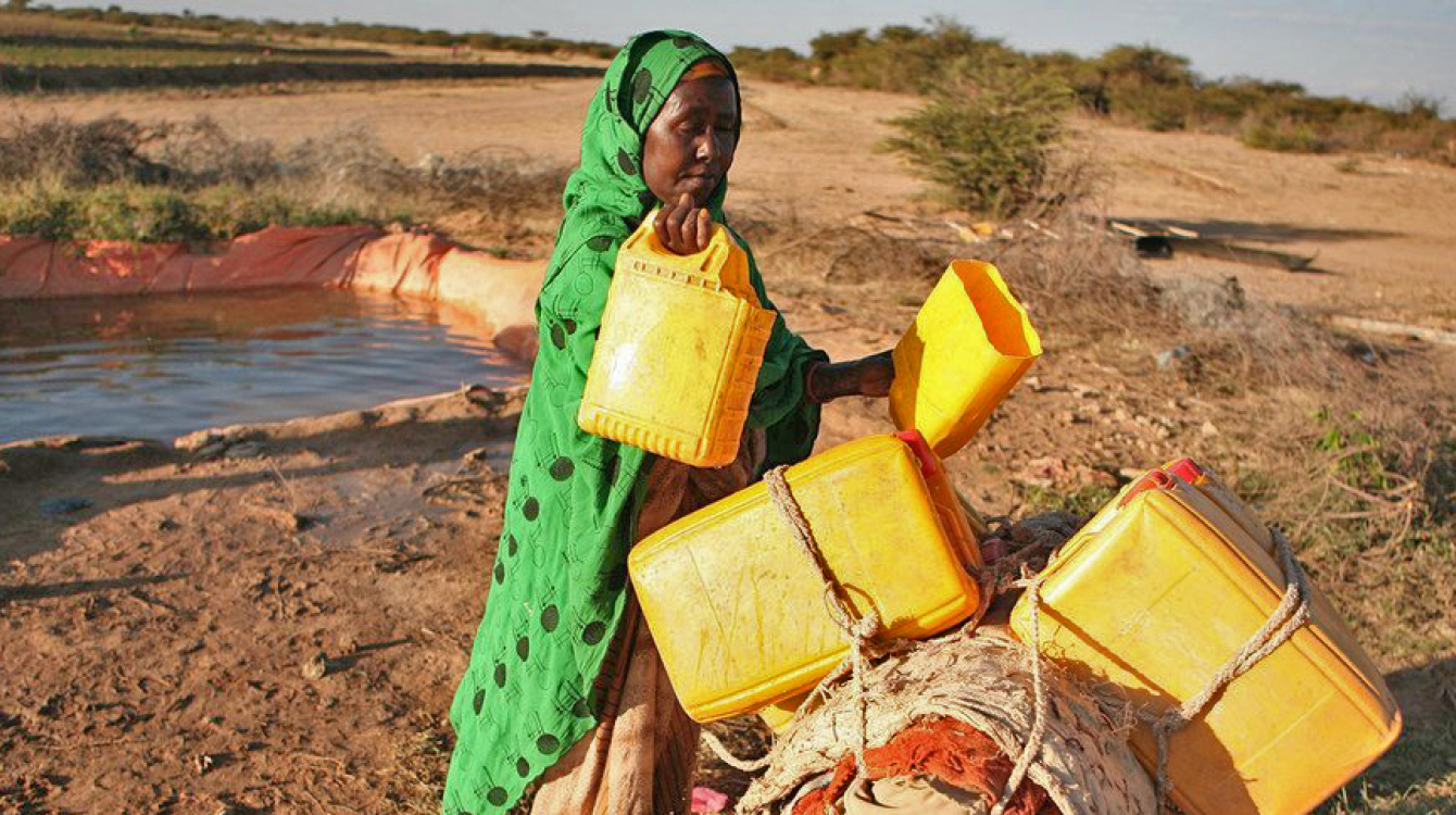 Femme recueillant de l'eau en Somalie