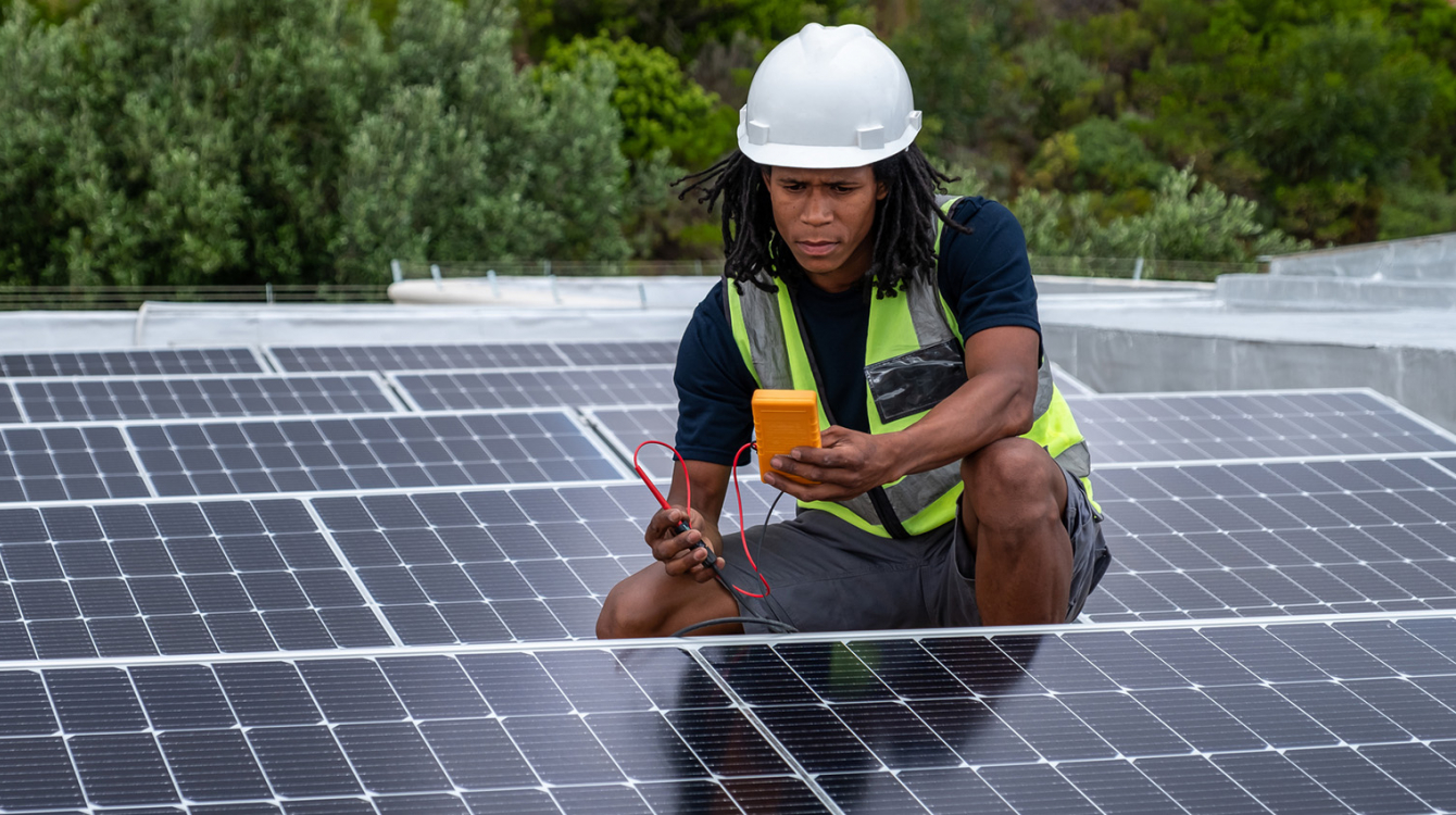 Un technicien des panneaux solaires