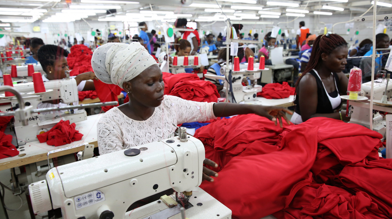 Des ouvriers de l'usine Dignity produisant des vêtements pour des clients étrangers, à Accra