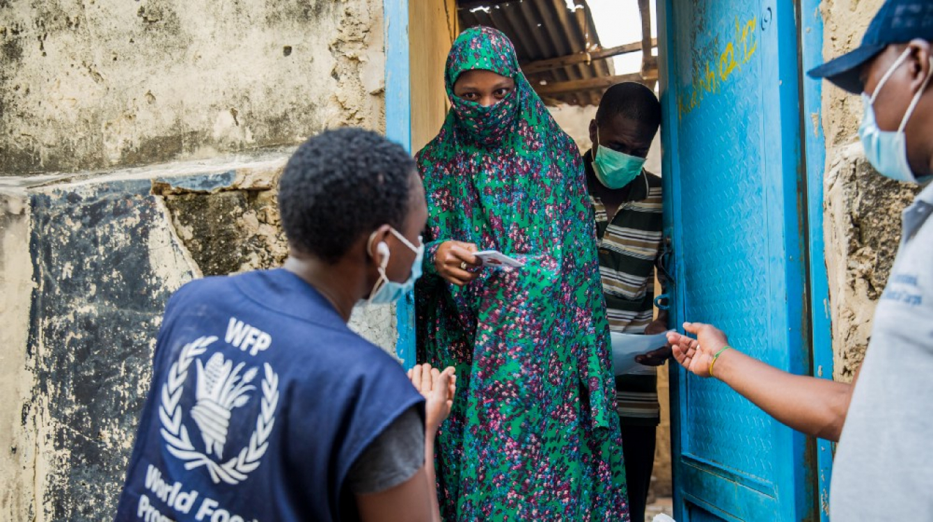 Le personnel du PAM s'occupe d'un participant à un programme d'aide alimentaire et monétaire à Kano,