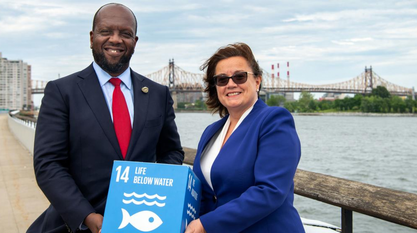 Les ambassadeurs Martin Kimani du Kenya et Ana Paula Zacarias du Portugal au siège de l'ONU