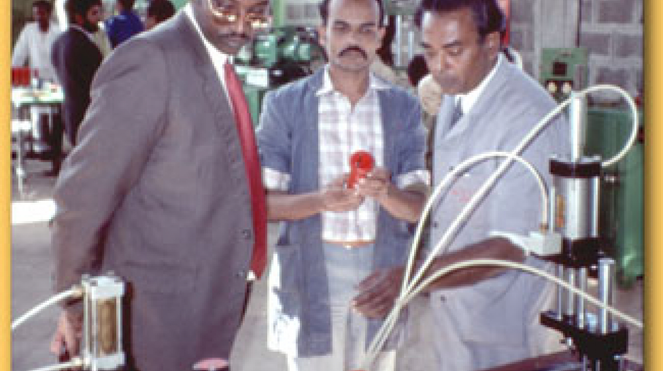 Indian technicians explain manufacturing process to African participants in an Ethiopian workshop.  Photo : ©UNDP / I. Rajeswary