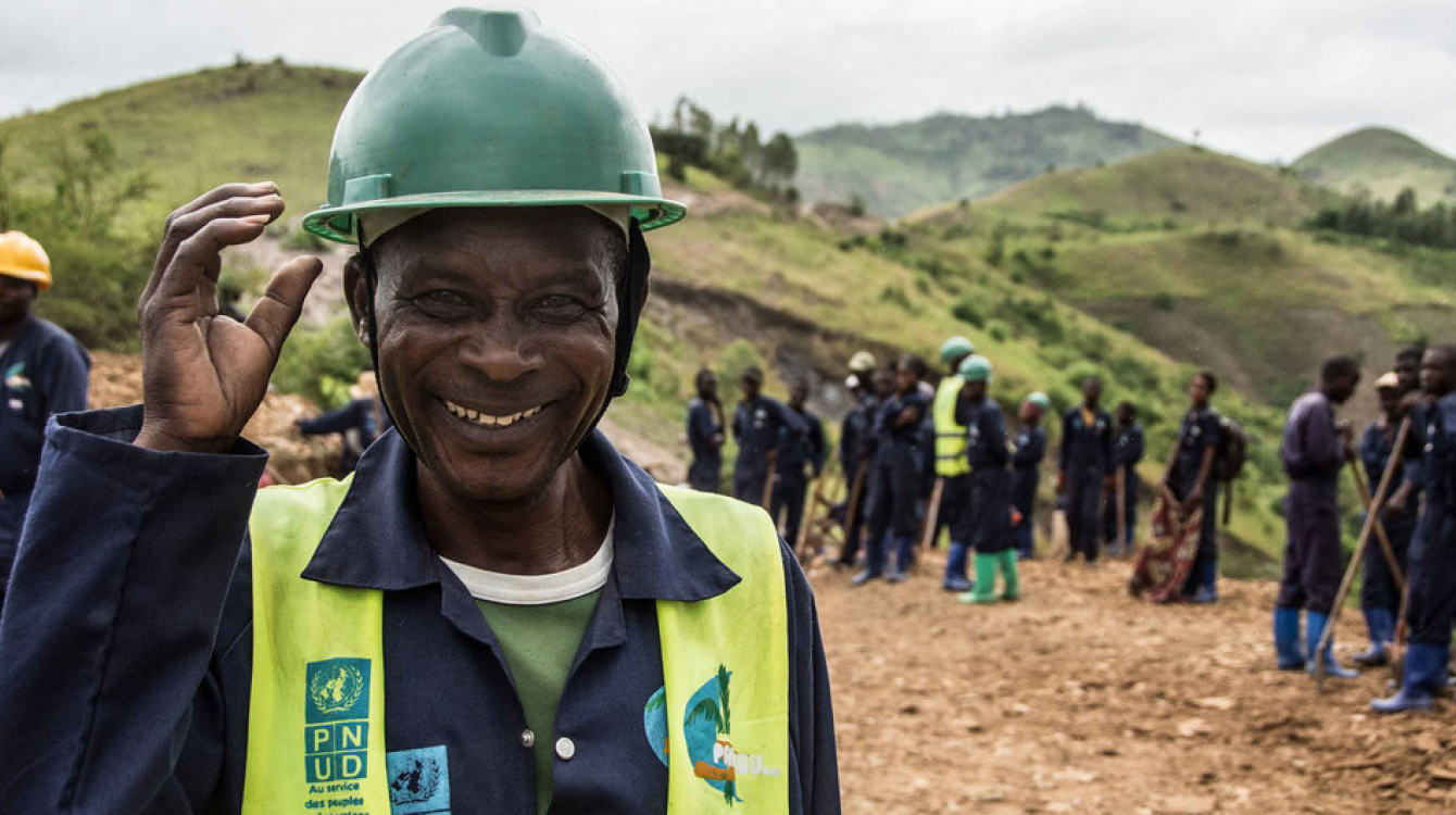 Locals in South Kivu in the Democratic Republic of the Congo take part in a community road recovery project funded by UNDP.