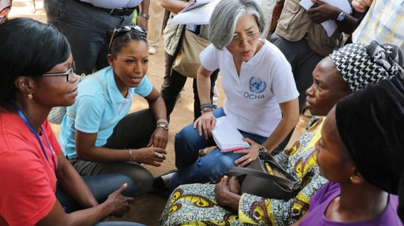 UN Deputy Emergency Relief Coordinator Kyung-wha Kang (centre) during her visit to the Central African Republic in February 2015. Photo: OCHA/C. Illemassene