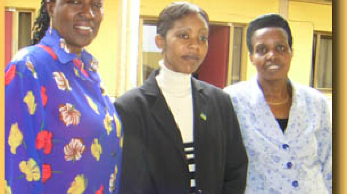 Trois des femmes élues au parlement rwandais en septembre 2003. De gauche à droite : Constance Rwaka, Solange Tuyisenge et Athanasie Gahondogo. Photo : ©PNUD / Julie Pulowski