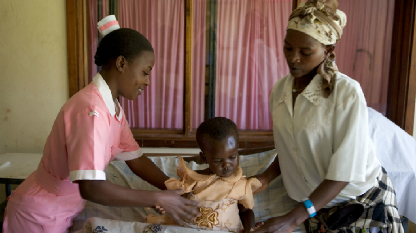 uganda-nurse-with-child-patient