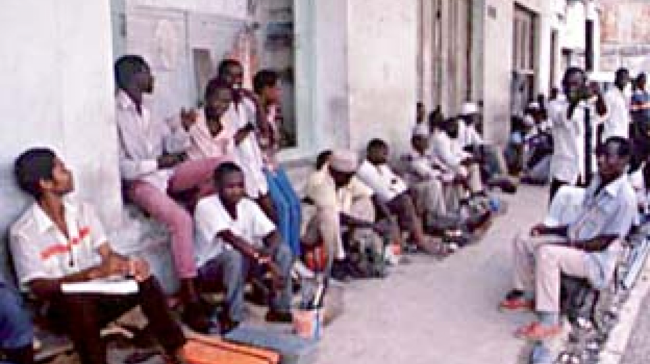 Demandeurs d'emploi en Tanzanie : peu de documents de stratégie pour la réduction de la pauvreté abordent explicitement la création d'emploi. Photo: ©ONU / Betty Press