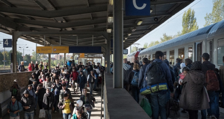 Wahamiaji na wakimbizi kutoka nchi tofauti wakiwasili kwa treni maalumu katika mji wa Berlin Ujerumani