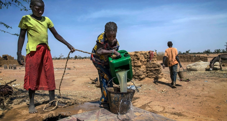 Children fetch water in an internationally displaced persons (IDP) village in the Mopti area of Mali.