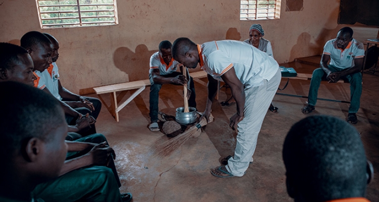 The school for husbands and future husbands teaches men to empower their wives through behavior change. Here, men practice domestic skills to ease the burden on their wives. © UNFPA/Ollivier Girard