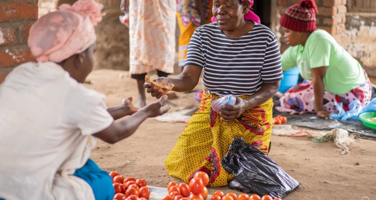 Khadija fait des achats de nourriture au marché.