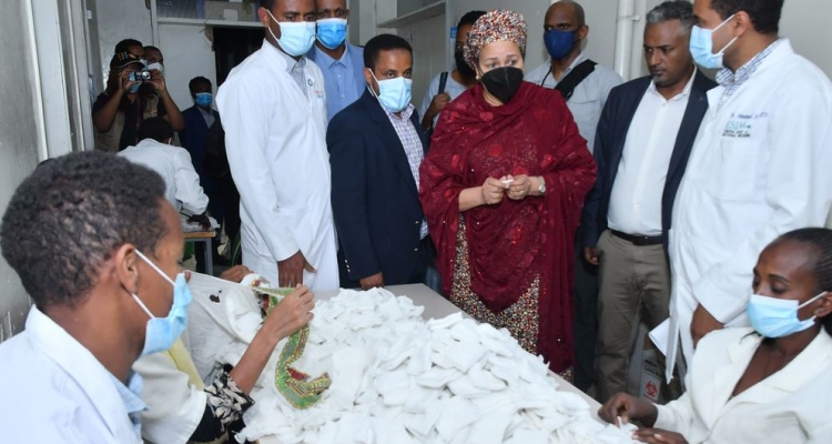 Deputy Secretary-General Amina Mohammed (centre) visits a hospital in Mekelle and meets medical staff who are forced to reprocess and reuse basic healthcare items that are rapidly running out of stock.