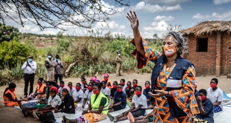 "We want to hold hands to make Malawi a better place." - Dr. Julitta Onabanjo, UNFPA Regional Director for East and Southern Africa, at Tilimbike Safe Community Space in Dowa, Malawi. © UNFPA ESARO