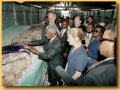 Secretary-General lays a wreath at a genocide site in Mwurire, Rwanda, during a 1998 visit.  Photo : ©United Nations / DPI