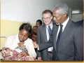 Le Secrétaire général, Kofi Annan (à gauche), visite le Centre de santé Matola au Mozambique. Au centre : l'Envoyé spécial du Secrétaire général pour le VIH/sida en Afrique, Stephen Lewis. Photo : ©United Nations / E. Debebe