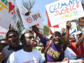 Des militants écologistes réclament des mesures contre le changement climatique, à Nairobi. 