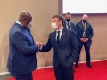 Félix Tshisekedi (à gauche) et Emmanuel Macron se serrant la main lors du Sommet.