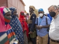 Le Secrétaire général de l'ONU, António Guterres, parle à des femmes déplacées à Ouallam, au Niger.