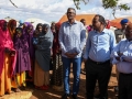 Deux représentants des Nations Unies aux côtés des Somaliens.