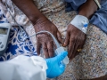 Un agent de santé utilise un oxymètre de pouls au doigt.