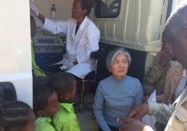 Assistant Secretary-General for Humanitarian Affairs and Deputy Emergency Relief Coordinator Kyung-wha Kang (centre) pays a visit to a mobile dental school bus in the Maekel region of Eritrea. Photo: OCHA/Laila Bourhil