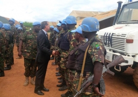 Le Représentant spécial du Secrétaire général en RDC, Martin Kobler, avec des Casques bleus de la MONUSCO en mai 2015. Photo : MONUSCO