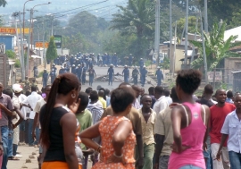 Des manifestants à Bujumbura, au Burundi, contre la décision du parti au pouvoir de désigner le Président en exercice, Pierre Nkurunziza, comme son candidat pour un troisième mandat présidentiel (avril 2015). 