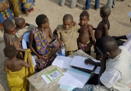 L'enregistrement des naissances pour les enfants autochtones se produit dans la République du Congo, où ils suffrent de manière disproportionnée à cause de manque d'aliments nutritifs et de services de santé. Photo: UNICEF/NYHQ2009-0832/Williams