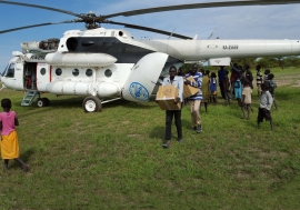 Livraison par hélicoptère de kits de subsistance de la FAO dans une zone difficile d’accès au Soudan du Sud. Photo : FAO