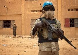 Un Casque bleu sénégalais patrouille avec un soldat malien à Kidal en juillet 2013. Photo MINUSMA/Marco Dormino (archives)