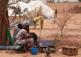 Une femme déplacée du nord du Mali attend dans un refuge temporaire près de la gare routière principale de Mopti. 