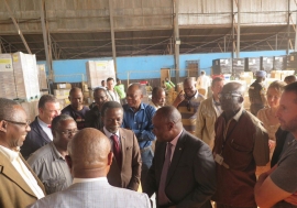 Le Représentant spécial et chef de la Mission multidimensionnelle intégrée des Nations Unies en République centrafricaine (MINUSCA), Parfait Onanga-Anyanga (cravate rouge) et des membres du corps diplomatique visitent un entrepôt de matériel de vote à l’a