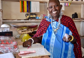 Mama Nalepo dans son magasin au marché local du village de Mamura à Arusha, en Tanzanie. Photo : ONU Femmes/Deepika Nath - See more at: http://www.unwomen.org/fr/news/stories/2016/10/maasai-women-of-tanzania-take-charge-of-their-own-lives-and-livelihood#s