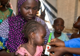 Un dépistage nutritionnel pour les enfants du camp de déplacés de Dalori, dans la ville de Maiduguri, dans l’Etat de Borno, au nord-est du Nigéria. Photo: UNICEF / Esiebo