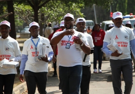 On World AIDS Day, people in Nigeria took a walk in the Asokoro neighbourhood of Abuja to increase HIV/AIDS awareness in the general public. Photo: UNAIDS