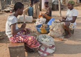 Women in Assouba, rural Côte d’Ivoire, preparing igname (yam) to sell. UN Photo/Patricia Esteve