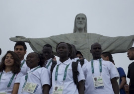 Les athlètes réfugiés qui participeront aux Jeux Olympiques au Brésil visitent la statue du Christ Rédempteur à Parque Nacional da Tijuca.  © CIO