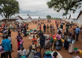 Des réfugiés sud-soudanais nouvellement arrivés reçoivent un abri et des vivres au centre de transit de Numanzi à Adjumani, au nord de l’Ouganda.   © HCR/Will Swanson