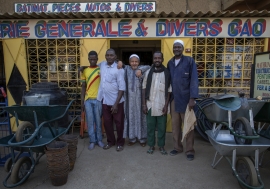 Des commerces rouvrent à Gao Le propriétaire arabe d’une quincaillerie (au centre) pose pour une photo avec ses employés des groupes ethniques Songhai et Bella devant son magasin à Gao. Le propriétaire a dû fermer son commerce et s’enfuir pendant l’occupa