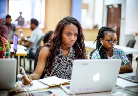 Des techniciens de Lagos, au Nigeria, travaillent sur un projet de logiciel libre. 