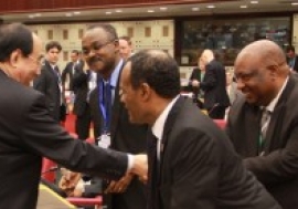 Les délégués célèbrent l'accord sur le Programme d'Addis avec M. Wu, le secrétaire général de la conférence. Photo : ONU DAES / Shari Nijman