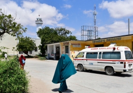 Mwanamke akipita pembeni ya gari la wagonjwa ndani ya hospitali ya Benadir mjini Mogadishu, Somalia.