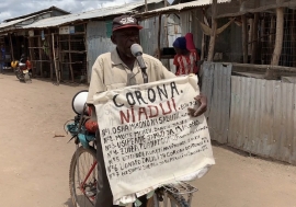 Mkimbizi Djuba Dionis kutoka DRC akitumia stadi zake za uhubiri kuelimisha wenzake kambini Kakuma nchini Kenya kuhusu jinsi ya kujikinga na COVID-19.