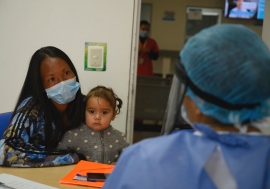 Mama na mwanawe wakiwa hospitalini nchini Colombia akati huu wa janga la COVID-19