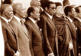 Au lancement de l'UA, de gauche à droite : Thabo Mbeki (Afrique du Sud), Kofi Annan (ONU), Joaquim Chissano (Mozambique), Gnassingbé Eyadéma (Togo), Muammar Kadhafi (Libye). Photo : ©ONU / Eskinder Debebe