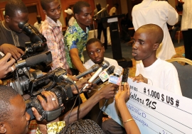 Wougo Kaboré, jeune étudiant de 23 ans, étudie à l’Institut burkinabè des arts et métiers (IBAM). Il a gagné le premier prix et un chèque pour 1 000 dollars.  © Lionel Yaro/Banque mondiale