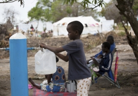 莫桑比克第二大城市贝拉北部的曼德鲁兹营地，一名儿童正在用水罐接取饮用水。这片营地收容了许多因热带气旋而流离失所的百姓。
