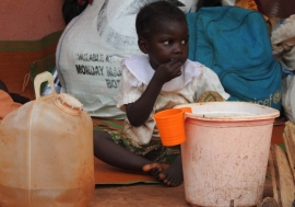 OCHA/Yaye N. Sene. Un enfant centrafricain mange de la nourriture distribuée par des travaileurs humanitaires dans la province de Mbomou, en RCA (archive)
